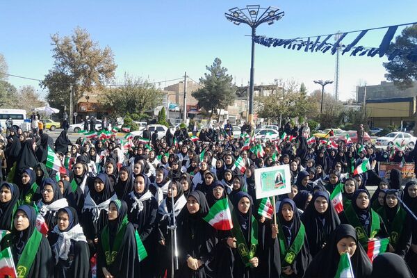 خروش هزاران دانش آموز ورامینی در ۱۳ آبان