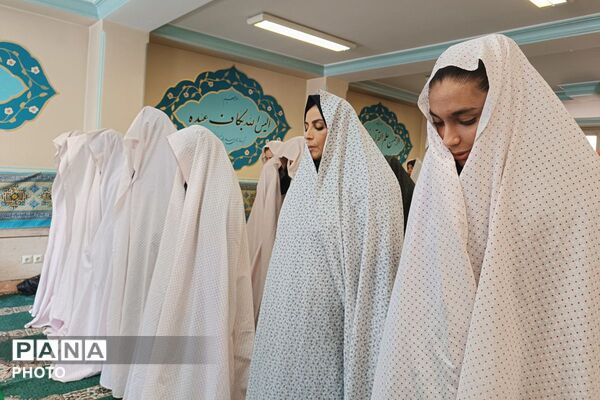 اقامه نماز جماعت در دبیرستان فاطمیه