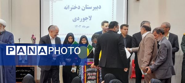 برگزاری جشن عاطفه‌ها در دبیرستان دخترانه لاجوردی کاشان 