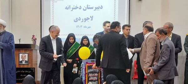 برگزاری جشن عاطفه‌ها در دبیرستان دخترانه لاجوردی کاشان 
