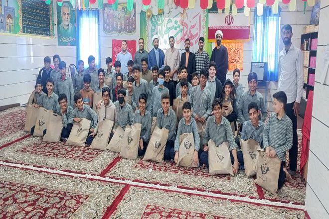 شادی دانش‌آموزان راه ایمان قلعه‌گنج در جشن ولادت حضرت علی‌اکبر(ع)