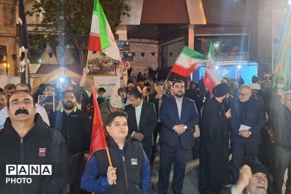 مردم فیروزکوه در میدان معلم؛ ایستادگی‌ای پررنگ‌تر از همیشه