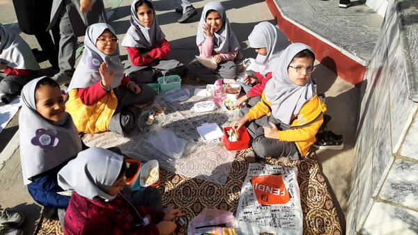 صبح پرانرژی با صبحانه سالم در دبستان نیایش