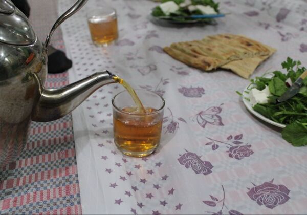روز اول اعتکاف دانش‌آموزی با حال و هوای عبادت و راز و نیاز با خدا
