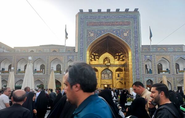سیل عظیم زائران و مجاوران حرم امام رضا (ع) در روز آغاز امامت حضرت مهدی (عج)