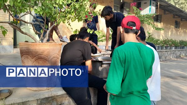 خودکفایی در آشپزی؛ دانش‌آموزان جوجه را از زغال تا سفره رساندند