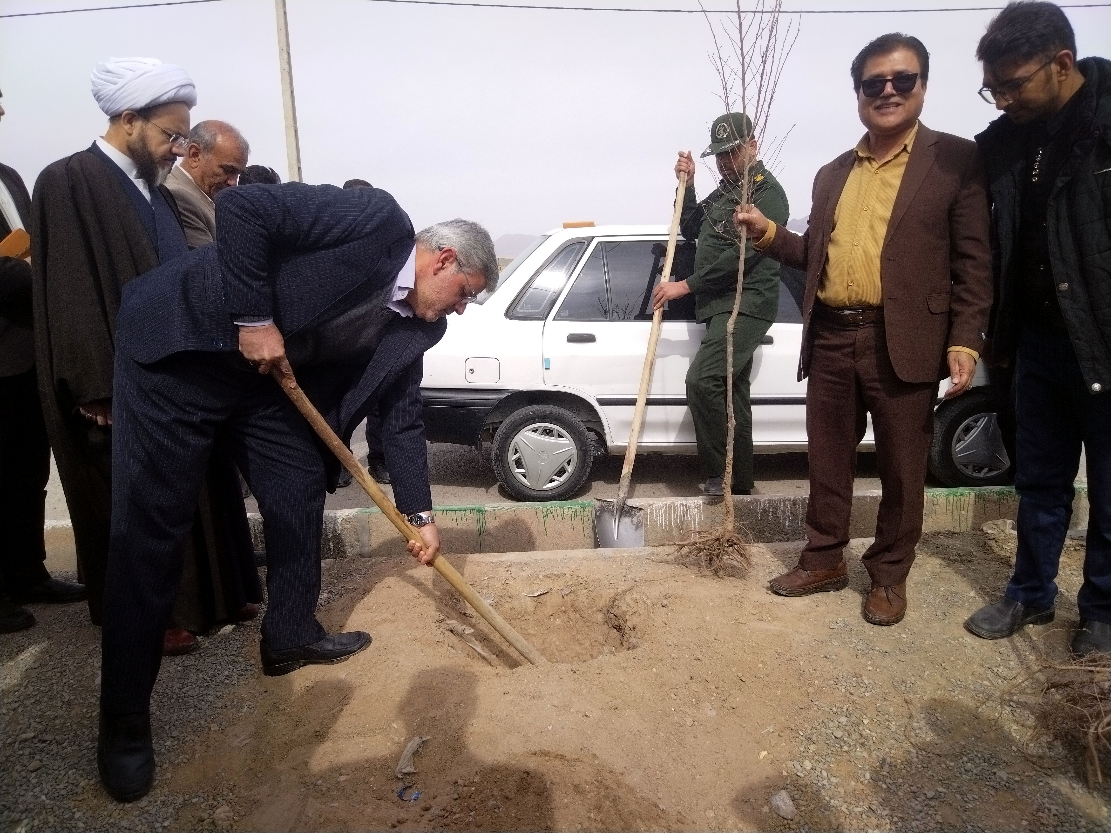 مراسم درخت کاری در مدرسه پویندگان فرهنگ شهرستان خلیل آباد 