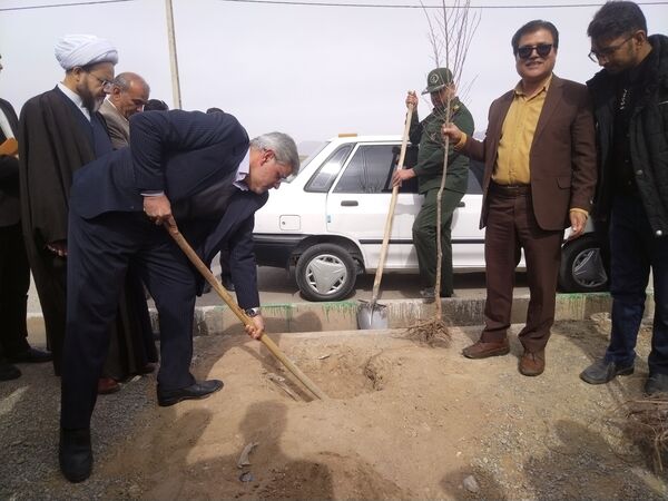 مراسم درخت کاری در مدرسه پویندگان فرهنگ شهرستان خلیل آباد 