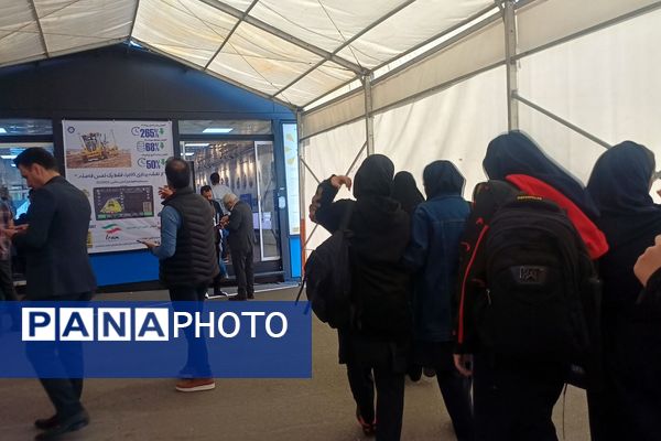 حضور دانش‌آموزان دبیرستان قلم چی ناحیه دو شهرری در نمایشگاه نانو فناوری