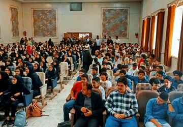 آیین تقدیر از برگزیدگان جشنواره فرهنگی-هنری فردا در کانون اندیشه کرمان