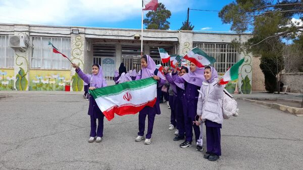 جشن دهه فجر با نقاشی‌های خلاقانه دانش‌آموزان پایه پنجم در کانون پرورشی تفت