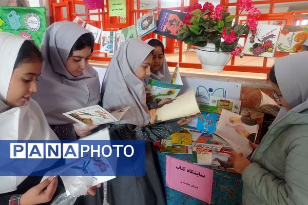 برپایی نمایشگاه کتاب و کتابخوانی به همت دانش‌آموزان مدارس ناحیه دو شهرری 