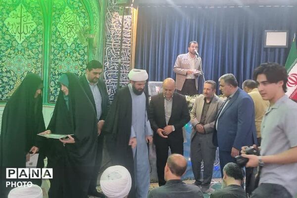 حضور دانش آموزان نخبه نهج البلاغه و حافط قرآن کریم چهارانگه در مصلا نماز جمعه 