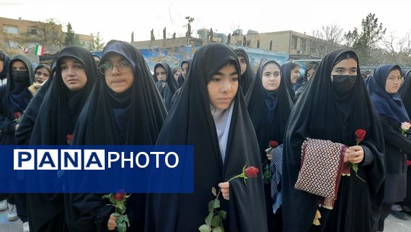 وداع دانش‌آموزان دبیرستان فرهنگیان ناحیه ۷ با شهید گمنام 