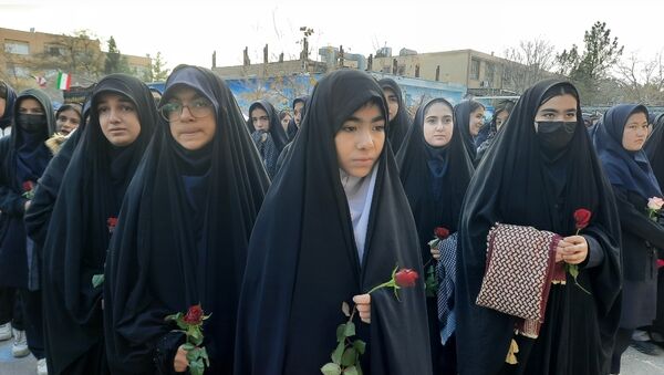 وداع دانش‌آموزان دبیرستان فرهنگیان ناحیه ۷ با شهید گمنام 