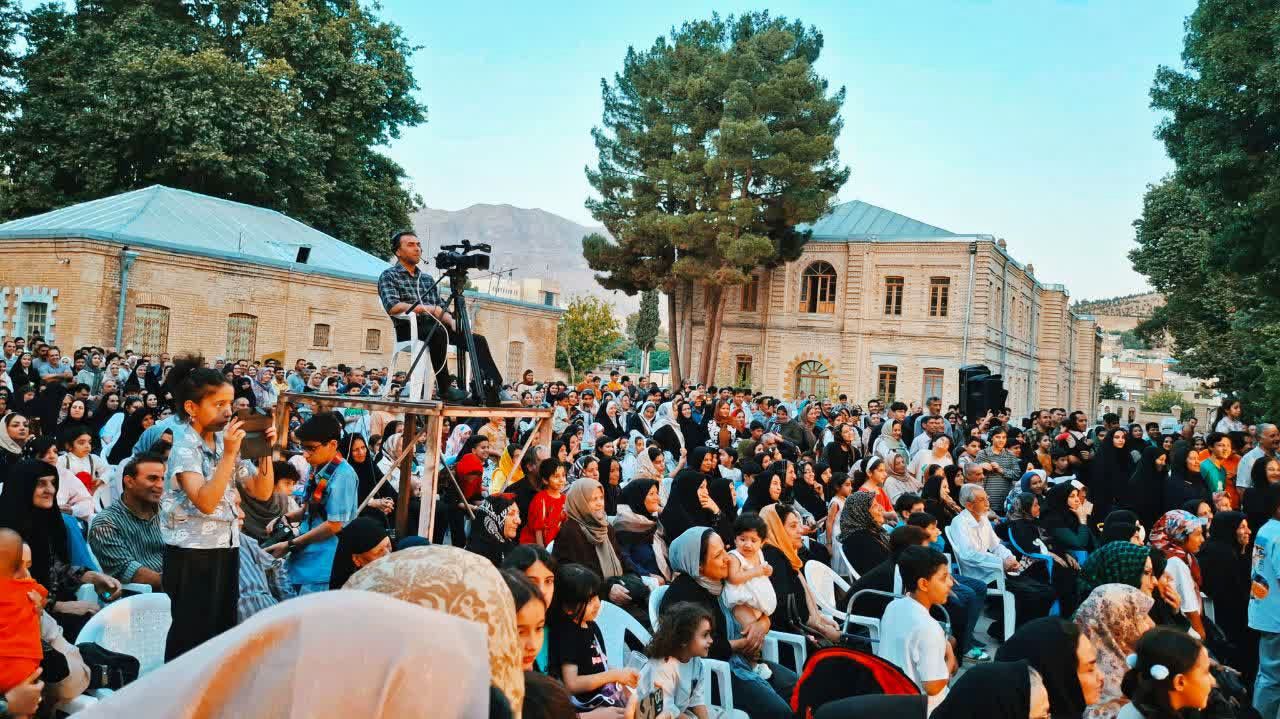 مردم و هنرمندان لرستانی در ویژه‌برنامه ولادت پیامبر اعظم (ص) گرد هم آمدند