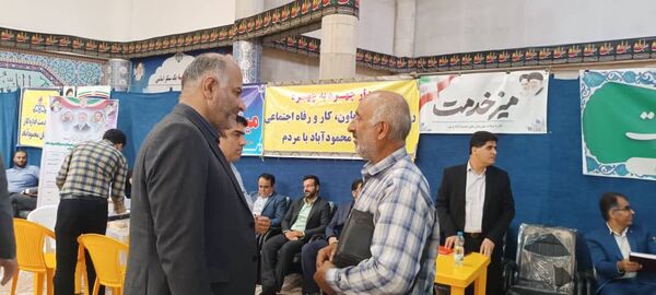 برپایی میز خدمت ادارات در مصلای نماز جمعه شهرستان محمودآباد