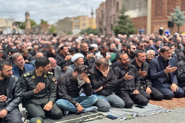 اقامه نماز ظهر عاشورا و آیین تعزیه‌خوانی در اردبیل 