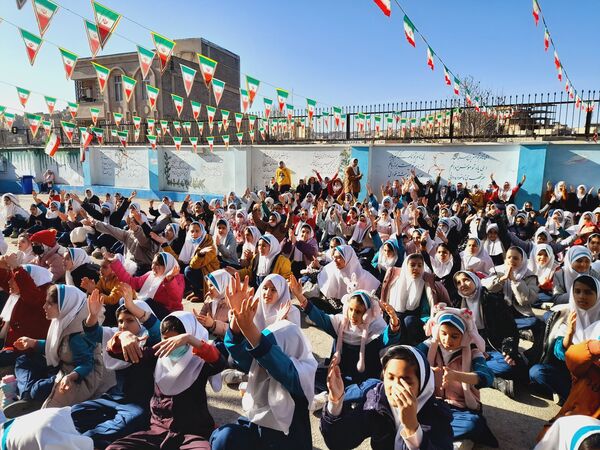 شور و نشاط دانش‌آموزان مدارس منطقه پردیس در جشن‌های دهه فجر انقلاب اسلامی 