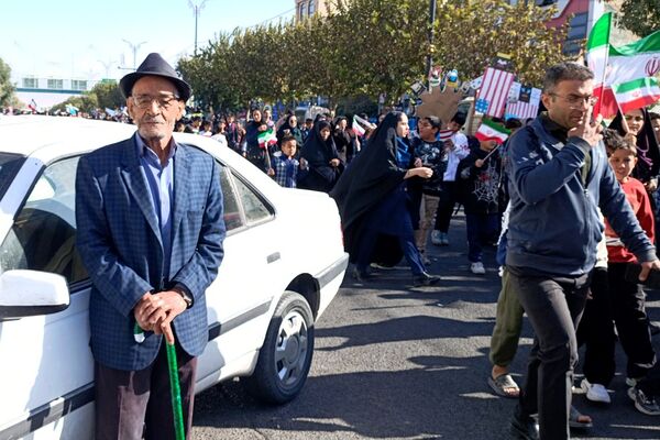حضور پرشور دانش‌آموزان فشافویه در راهپیمایی ۱۳ آبان