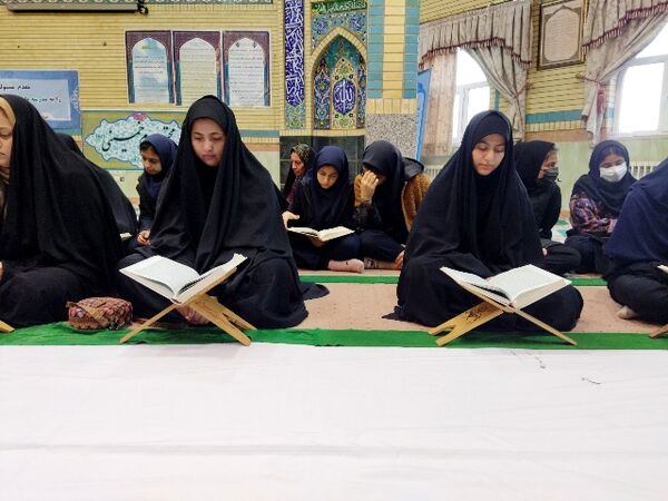 محفل قرآنی دانش‌آموزان در شهر راز