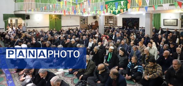 نهج‌البلاغه‌خوانی نماز‌گزاران کمالشهر پیش از خطبه‌های نماز 