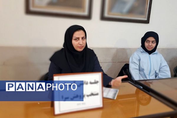 جلسه مدیر با دانش آموزان منتخب پژوهشسرا در دبیرستان شهدای هسته ای قرچک