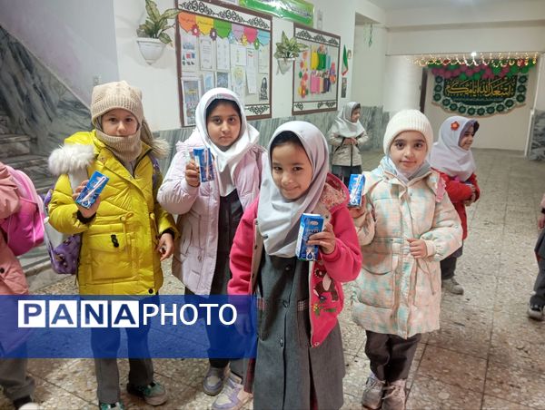 توزیع شیر در دبستان نرجس