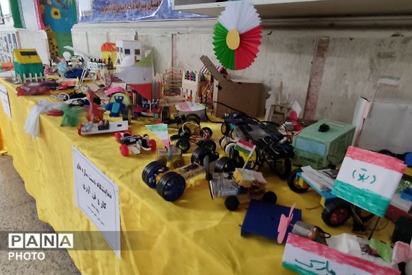 نمایشگاه دست سازه‌های دانش آموزی در دبستان پانزده خرداد ناحیه دو شهرری 