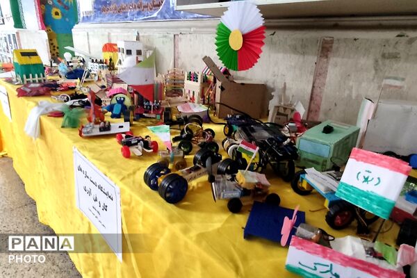 نمایشگاه دست سازه‌های دانش آموزی در دبستان پانزده خرداد ناحیه دو شهرری 
