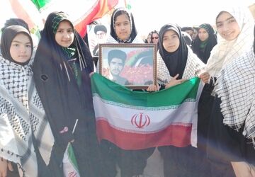 حضور دانش‌آموزان دبیرستان باهنر  در راهپیمایی روز هفتم شهادت رهبر انقلاب