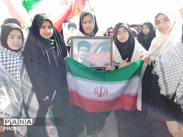 حضور دانش‌آموزان دبیرستان باهنر  در راهپیمایی روز هفتم شهادت رهبر انقلاب