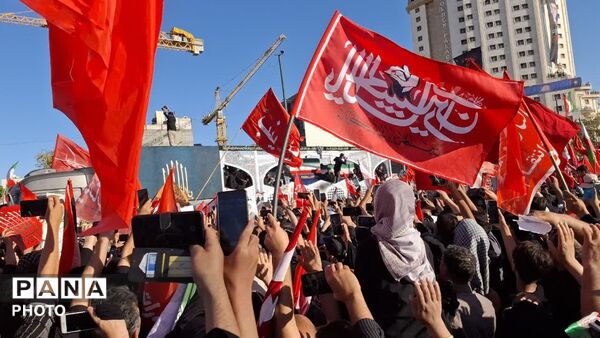 خروش مردم ایران زمین در مشهد مقدس برای وداع با رهبر شهید انقلاب