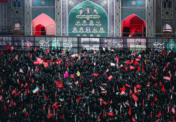 اقامه نماز بر پیکر مطهر رهبر شهید انقلاب در حرم مطهر رضوی-۲