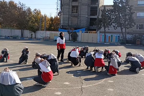 هلال‌احمر در بعثت ۲؛ تمرین ایمنی با دختران دبستانی