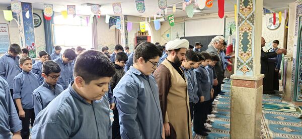 نمازجماعت پایه هشتم مدرسه زمانی با حضور مدیر آموزش و پرورش منطقه ۱۹ 