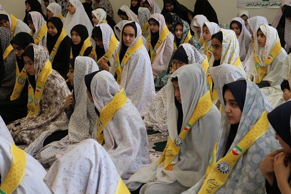 اقامه نماز جماعت در اردوی طرح تمشک در اردبیل