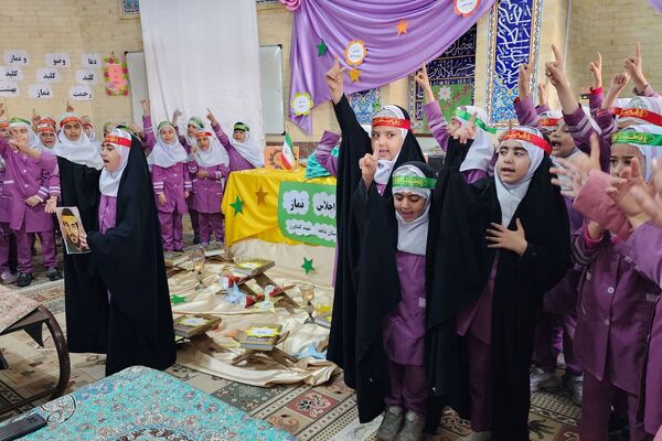 اجلاسیه نماز در دبستان شاهد محمدرضا کشاورز  ناحیه ۳شیراز 