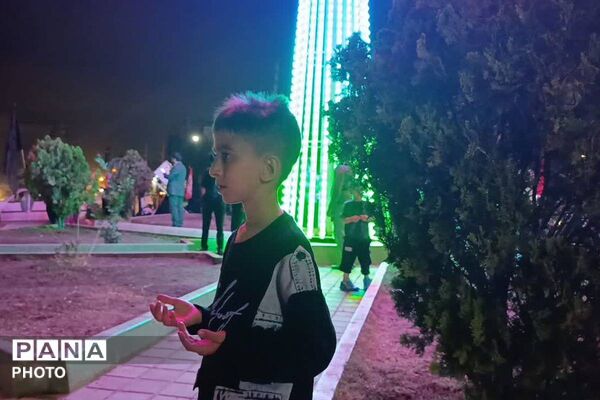 رقص پرچم‌ها در میدان شهید سلیمانی؛ شب 222، شب اتحاد دانش‌آموزان و مردم