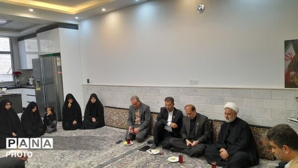دیدار مسئولان آموزش و پرورش قم با خانواده شهید «حسین نجفی»
