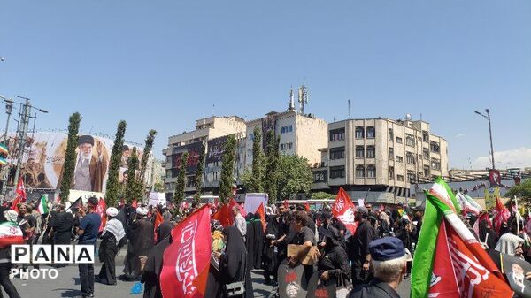 وداع پرشور و تاریخی امت با پیکر پاک رهبر شهید در میدان انقلاب تهران