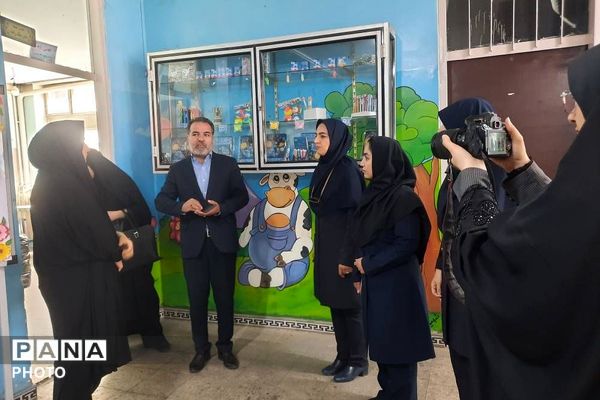 بازدید مدیر آموزش و پرورش ناحیه دو شهرری از دبستان شهید چمران