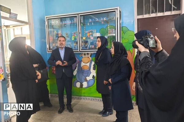 بازدید مدیر آموزش و پرورش ناحیه دو شهرری از دبستان شهید چمران