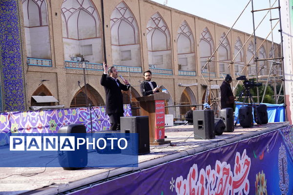 بازدید مدیرکل آموزش و پرورش از غرفه اداره‌کل نوسازی مدارس استان اصفهان در راهپیمایی 22 بهمن