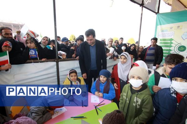 بازدید مدیرکل آموزش و پرورش از غرفه اداره‌کل نوسازی مدارس استان اصفهان در راهپیمایی 22 بهمن