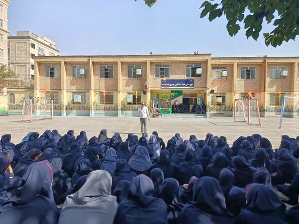 دانش‌آموزان مدرسه مهدی خدابنده با شهدا تجدید پیمان کردند