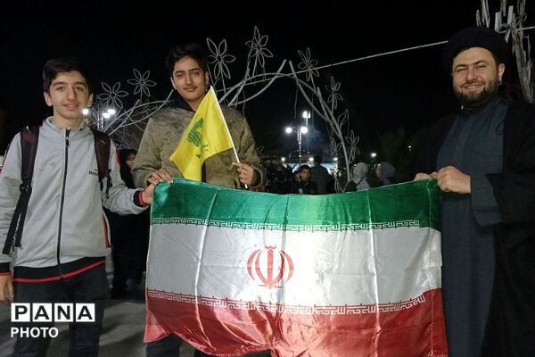 توزیع پرچم در میان اجتماع ضد صهیونیستی و برگزاری نماز استغاثه در میدان نماز شهرری 
