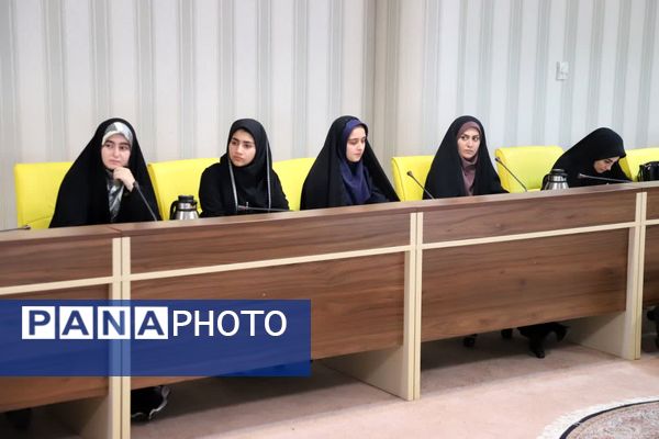 نشست مدیرکل آموزش و پرورش آذربایجان شرقی با نمایندگان مجلس دانش‌آموزی