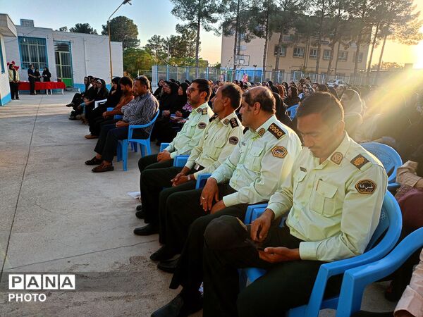 جلسه انجمن اولیا در دبیرستان دخترانه فرهیختگان