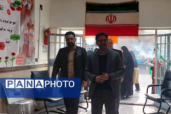 افتتاحیه نمایشگاه «مدرسه انقلاب» در مدرسه شهید شرافت بهارستان‌دو